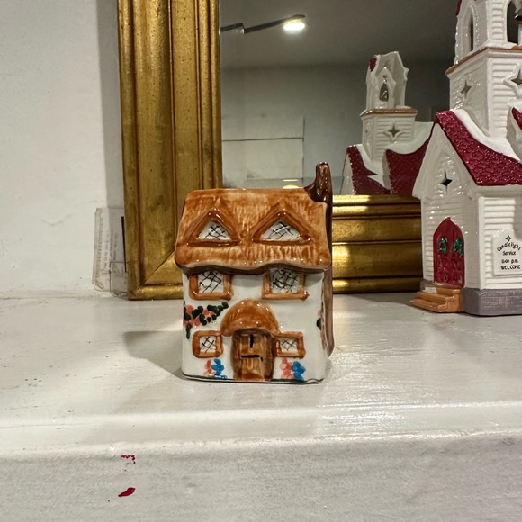 Charming Ceramic Cottage Figurine - Picture 1 of 4